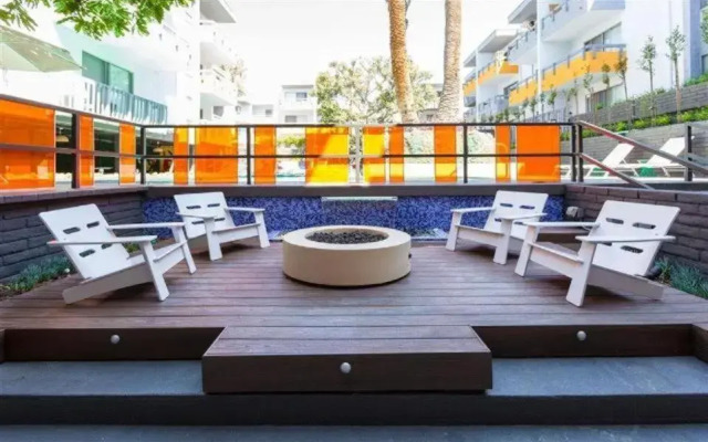 Hollywood Studio with Pool and Balcony