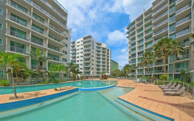 Studio in the City with pool and BBQ