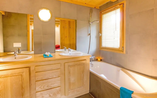 Luxury Chalet, Near the ski Slopes, With Fireplace, Sauna, Jacuzzi and Internet Access