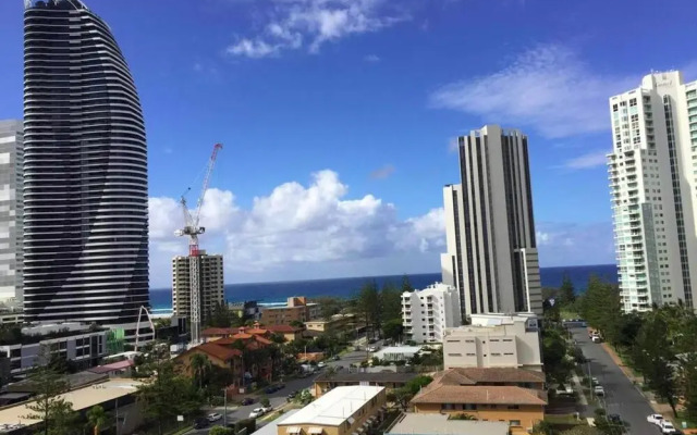 Broadbeach 2 Bedroom FREE WIFI, Netflix & Parking