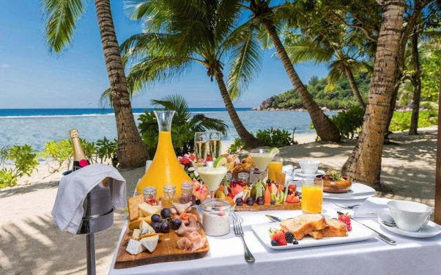 The Plantation Club / Beach Resort