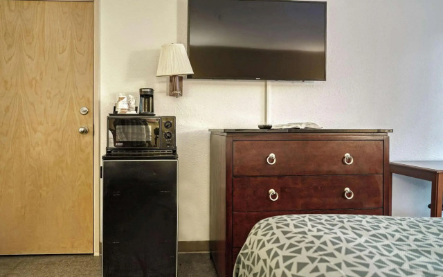 Econo Lodge Raleigh near Walnut Creek Amphitheatre