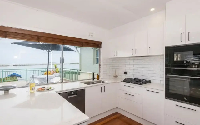 The Happy Pelican Harrington Hotel