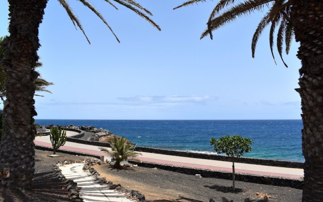 Sunny Bungalow in front of sea