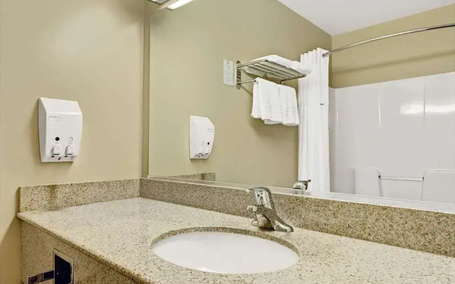 Days Inn & Suites By Wyndham Niagara Falls/Buffalo