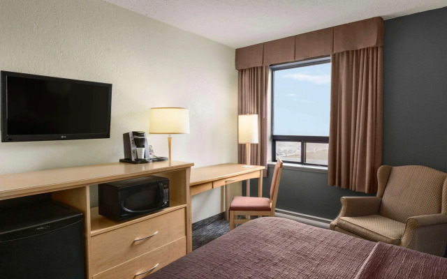 Travelodge by Wyndham Edmonton West