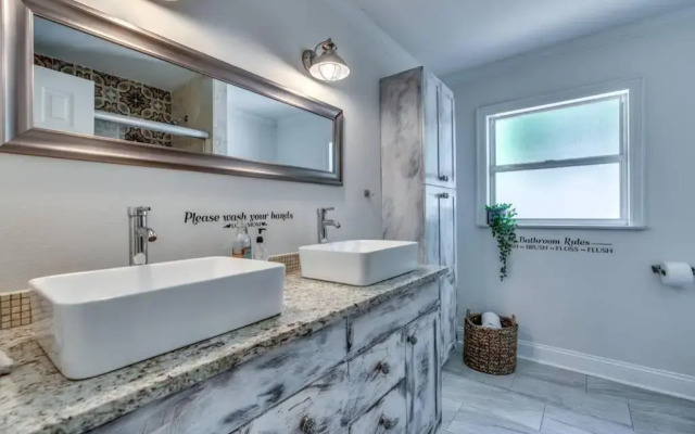 Beautiful home- Private getaway-Heated Pool/Hottub