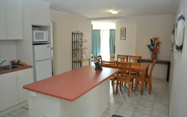 Black Dolphin Motel & Apartments