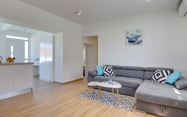 Spacious Holiday Home in Valbandon