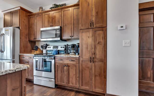 Rockwood Lake Lodge 7 Bedroom Home by RedAwning