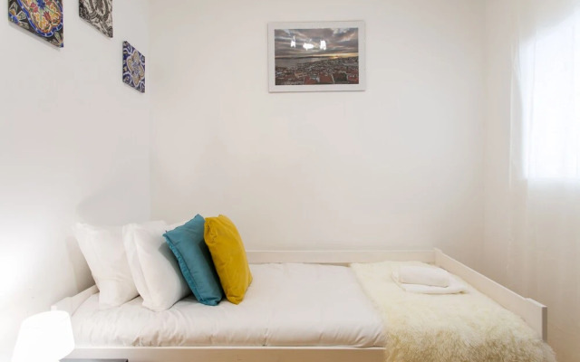 ALTIDO Modern Apt for 5 w/ workspace&private entrance, moments from Lisbon Cathedral