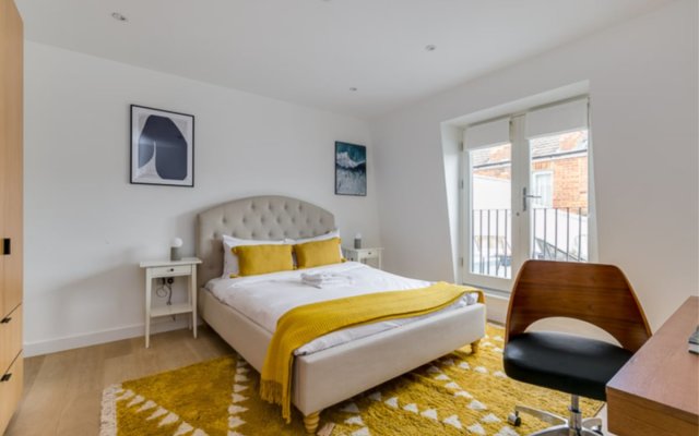 The Imperial Wharf Retreat - Modern 3BDR in Fulham with Rooftop Terrace