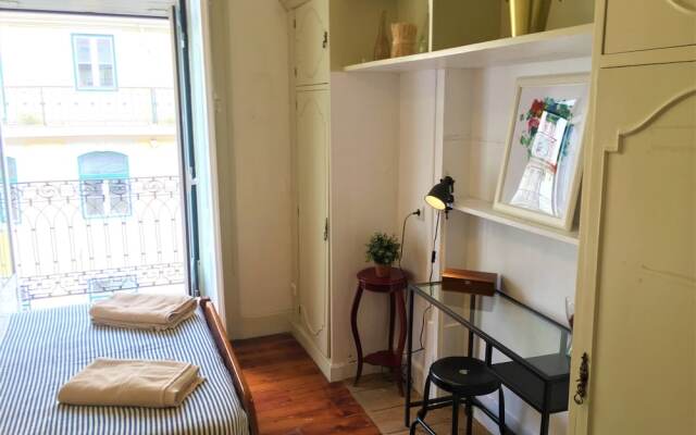 Charming Vintage Auto Check-in Flat in Baixa