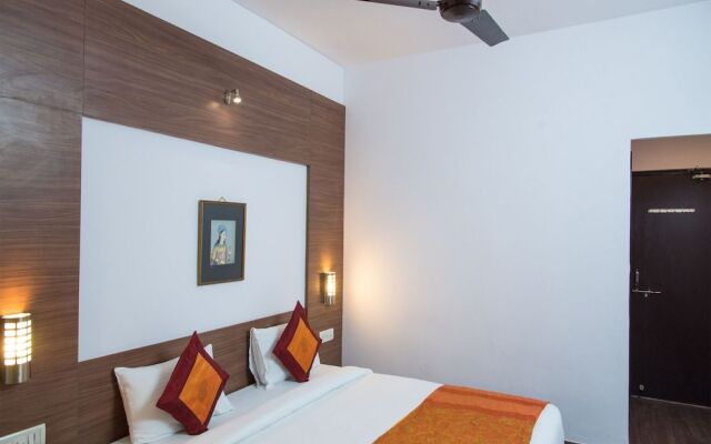 OYO 10323 Hotel Gorbandh