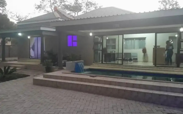 Modernly Furnished Standard Room With Queen bed - 2220