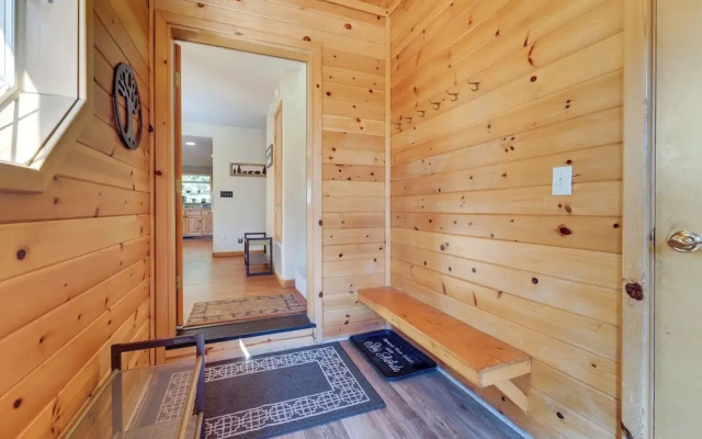 4 Mi to Downhill Ski Resort! Spacious Family Haven