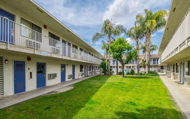 Motel 6 Bakersfield, CA - Airport