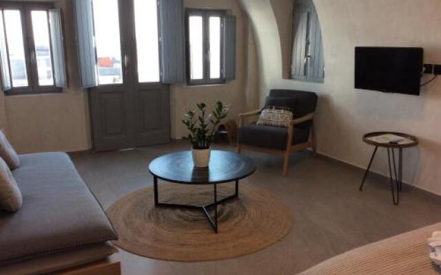 Almyra Oia Suites