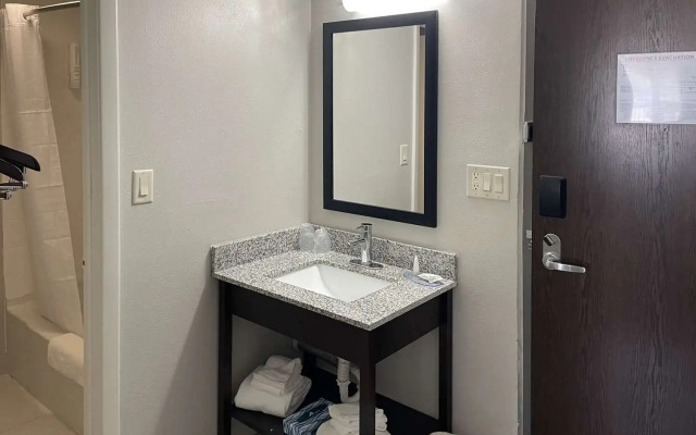 Days Inn by Wyndham Manitowoc