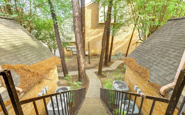 6 Mi to Mercer Botanic Gardens, Sleek Unit w/ Pool