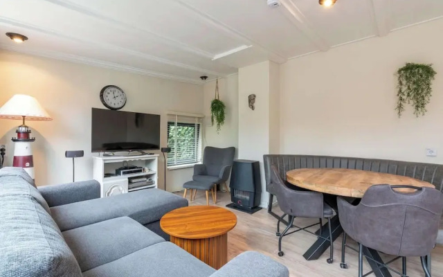 Bungalow Near Sint Maartenszee Beach