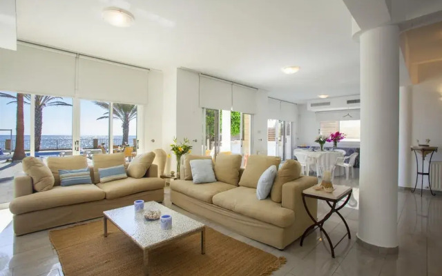 Sunset Beachfront Villa Meneou