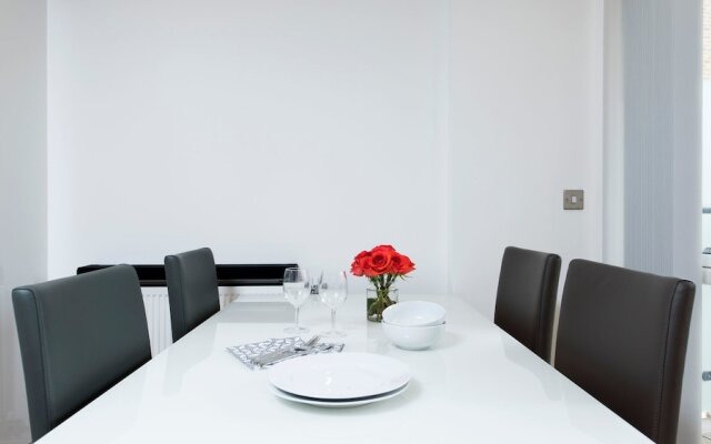 Bright Stylish 2BR across from Victoria Park