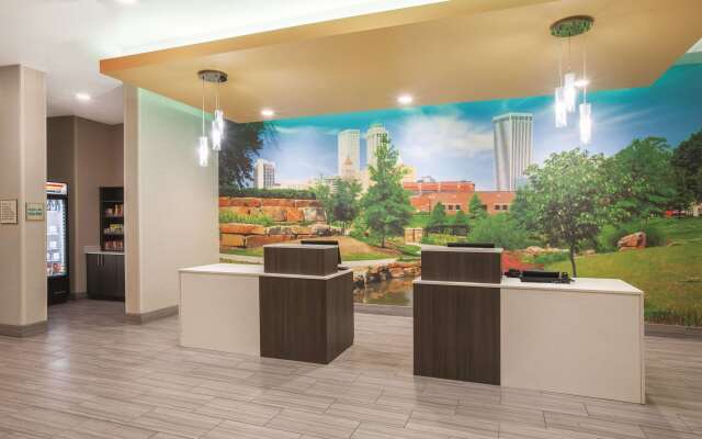 La Quinta Inn & Suites by Wyndham Tulsa Broken Arrow