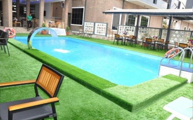 Springhill Hotel & Suites