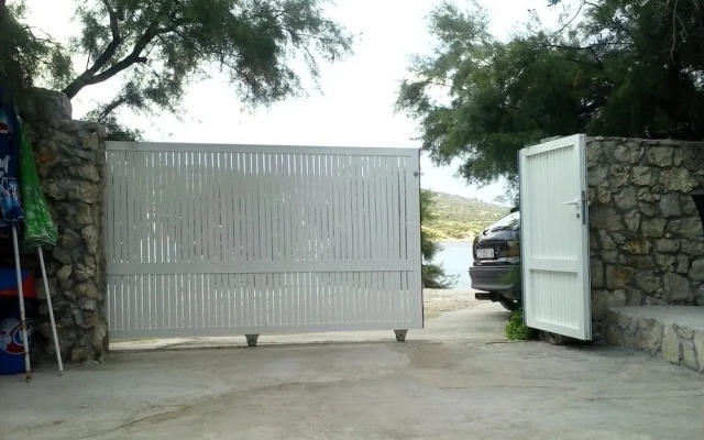 Ivica - Charming House Next to the sea - H