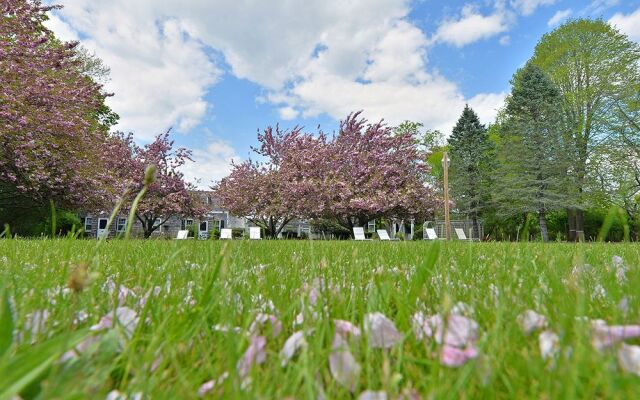 Village Latch Inn Hotel