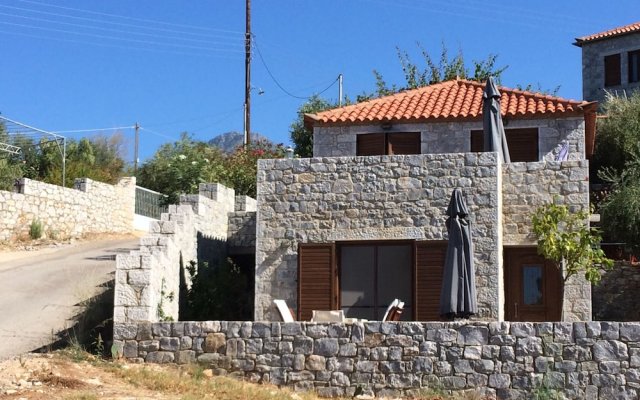 Leonidas Stone Houses Near Beach 50 Meters Away From Tavern With Local Food