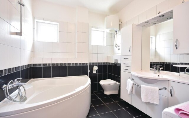 Amazing Home in Podstrana With Wifi and 2 Bedrooms