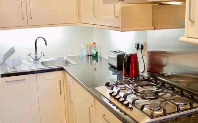 2 Bedroom Stockbridge Flat