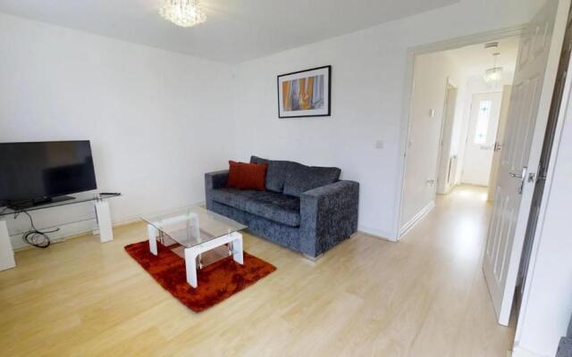 StayZo Cole Green Lane Accommodation- FREE Parking