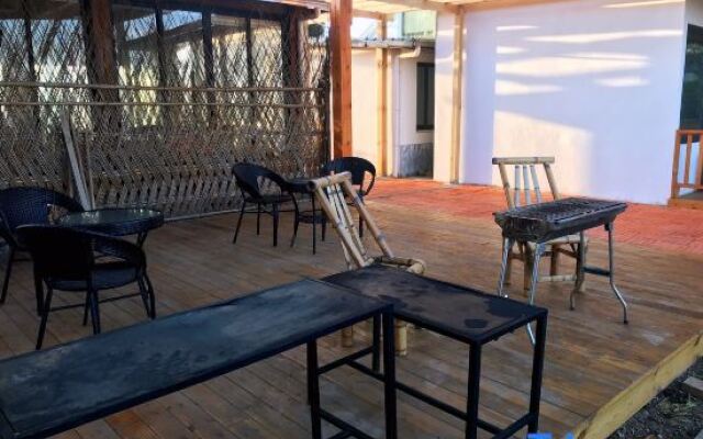 YiJiang ChunShe Guesthouse