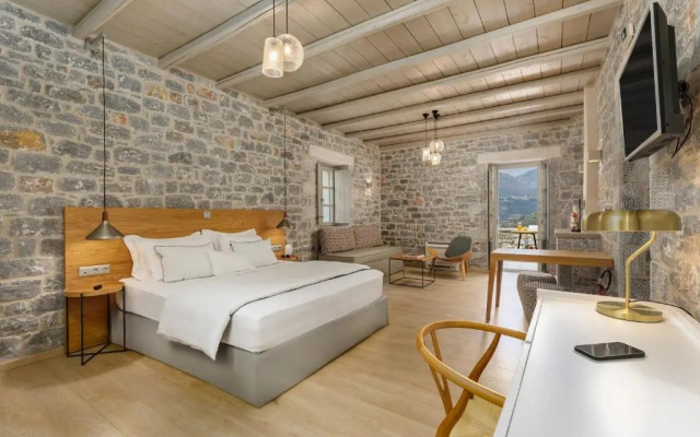Trapela Limeni Luxury Suites