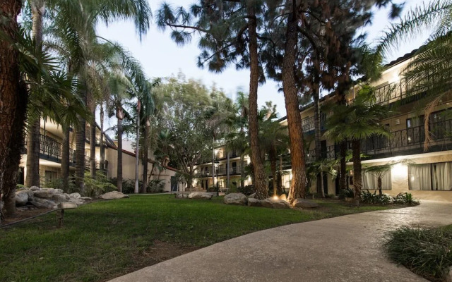 Radisson Suites Covina