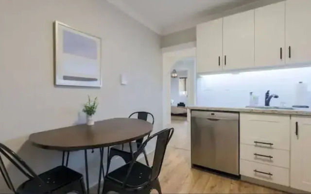 Casa Queen East - Modern 2BR Suite