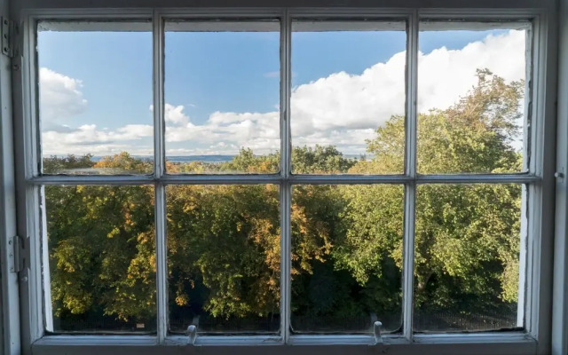 Queen St: Superb Penthouse Flat W/roof Terrace