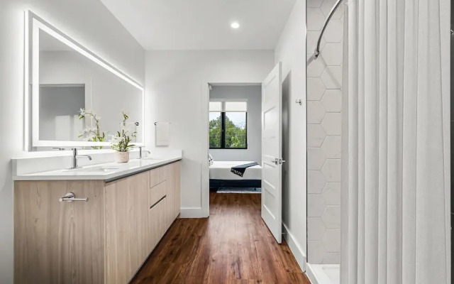 Upstay! New Renos Spacious Apartment Near Soco