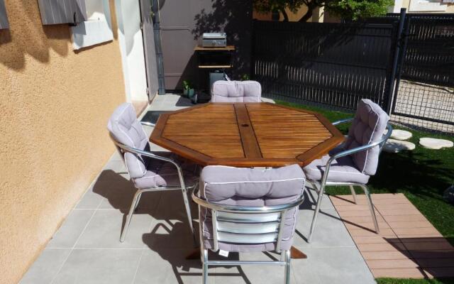 appart cosy avec son exterieur chaleureux,piscine et parking prive