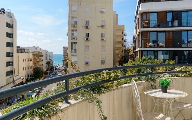 Bauhaus 2BR with Sea View by FeelHome