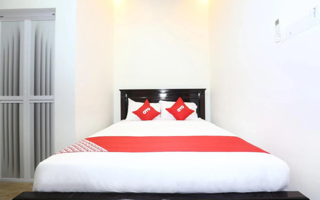 Super OYO 89678 Ady Hotel