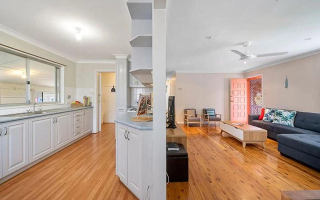 Walk to Everything In Huskisson Central Location and Sleeps 10