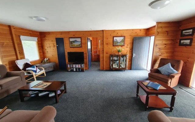 Pohutukawa Lodge by Orewa Beach