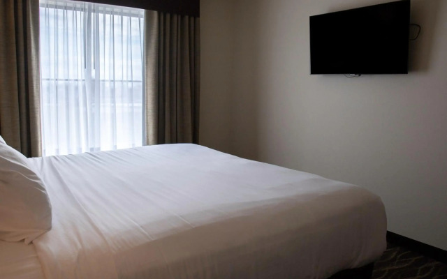 Cobblestone Hotel & Suites - Two Rivers
