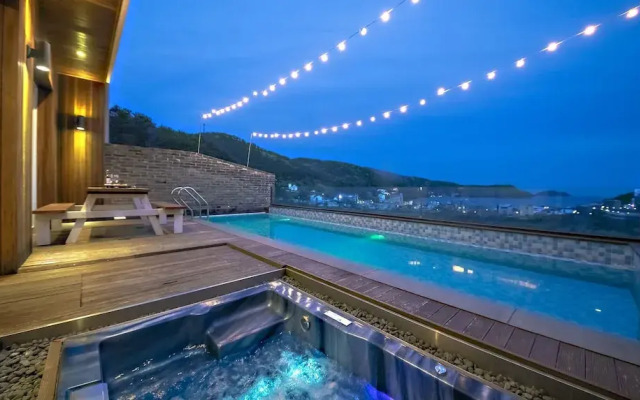 Friemily Pool Villa & Hotel