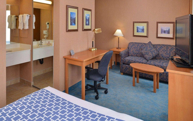 Econo Lodge Inn & Suites University