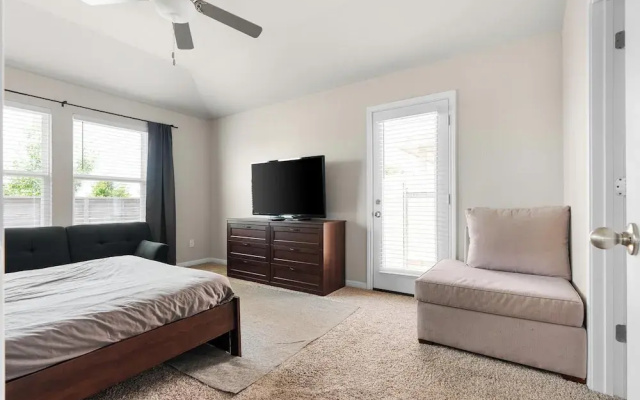 Charming 4BR Spacious Backyard in Hutto